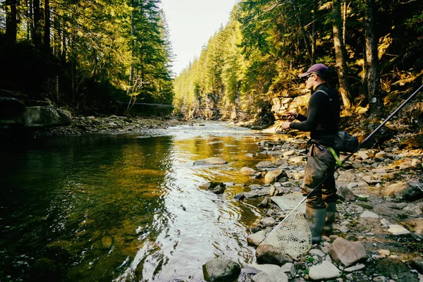 Pescador en un hermoso río de montaña en el bosque — Foto de Stock