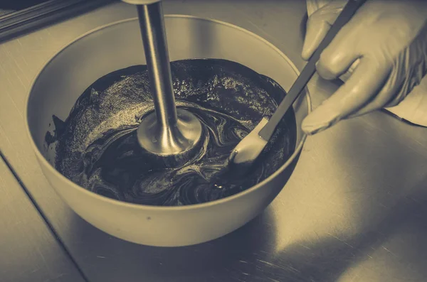 Mezclando el glaseado de chocolate. Pastel de cocina — Foto de Stock