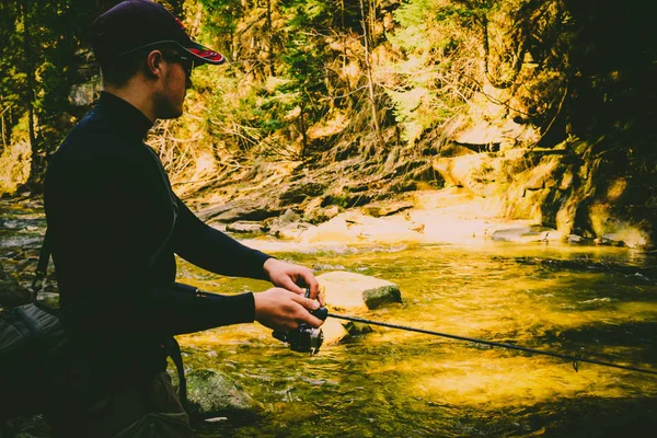 Fiskare på en härligt berg flod i skogen — Stockfoto