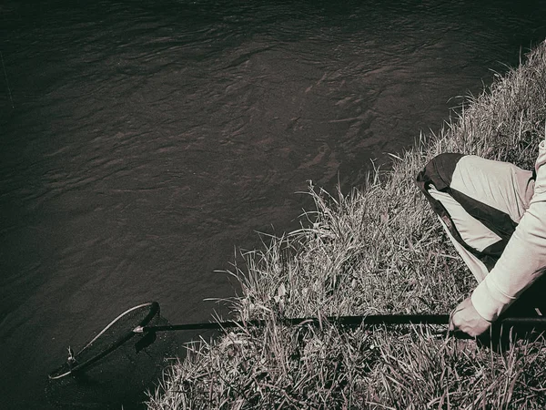 Aktywny, spinning, łowienia ryb w rzece — Zdjęcie stockowe