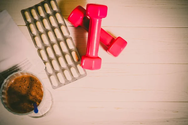 Halteres, coquetel de proteínas e comprimidos — Fotografia de Stock