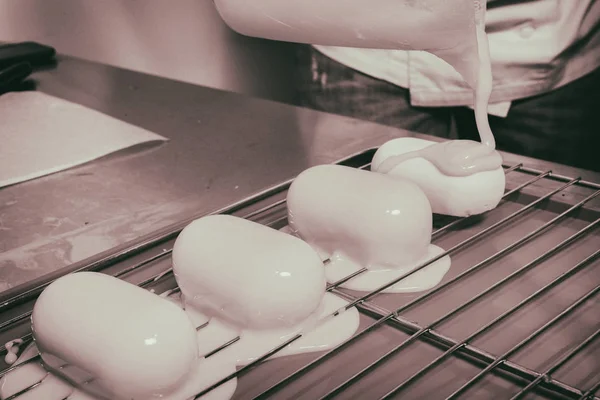 Preparación de brownies con glaseado amarillo — Foto de Stock