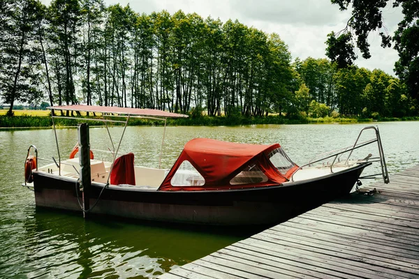 Nehirdeki tekne. — Stok fotoğraf