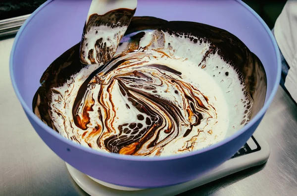 Mischen von Schokolade und Sahne. Sahnetorte — Stockfoto