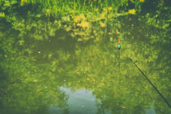 Pesca en una caña de pescar flotante — Foto de Stock