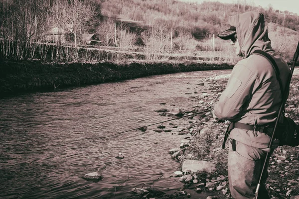 Balıkçı bir alabalık bir dağ nehir üzerinde yakalar. — Stok fotoğraf