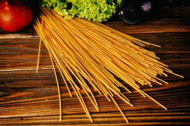 Spagetti ve sebze ahşap arka plan üzerinde