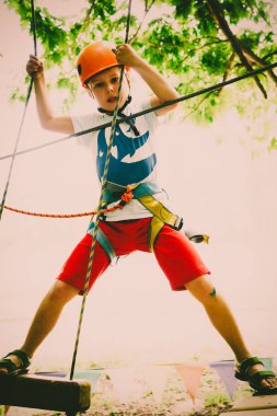 Çocuk bir kolye park tırmanıyor