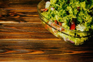 Ahşap bir zemin üzerine yeşil sebze salatası