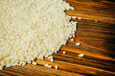 ahşap bir masa üzerinde pirinç