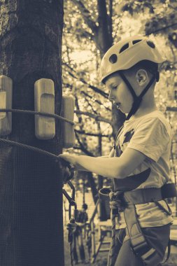 Çocuk bir halat Parkı tırmanıyor