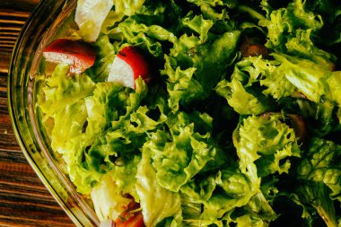 Ahşap bir zemin üzerine yeşil sebze salatası