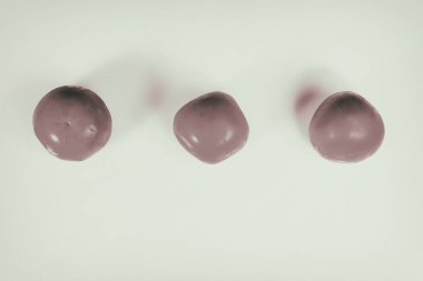 Beyaz bir arka plan üzerinde güzel, sulu organik domates