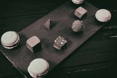 Çikolatalı tatlılar ve badem kurabiyeleri