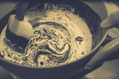 Çikolata ve krema karıştırma. Kremalı pasta