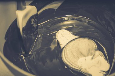 Çikolata ve krema karıştırma. Kremalı pasta