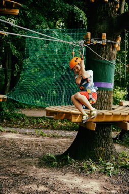 Çocuk bir kolye park tırmanıyor