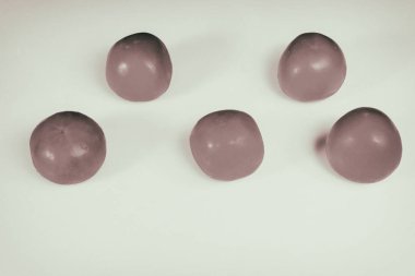 Beyaz bir arka plan üzerinde güzel, sulu organik domates