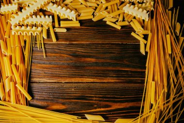 Ahşap bir masa üzerinde makarna