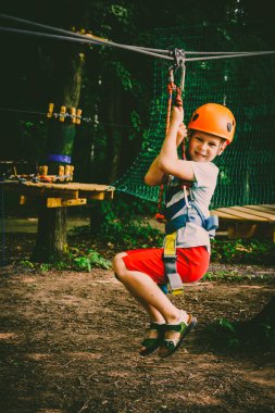 Çocuk bir kolye park tırmanıyor