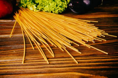Spagetti ve sebze ahşap arka plan üzerinde