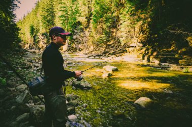 Balıkçı ormandaki bir güzel dağ Nehri üzerinde