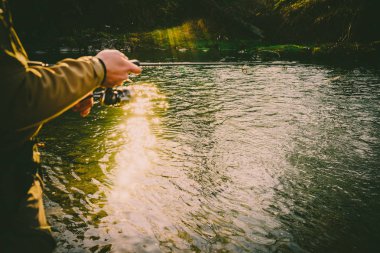 Nehirde balık tutmak