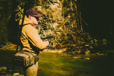 Balıkçı ormandaki bir güzel dağ Nehri üzerinde