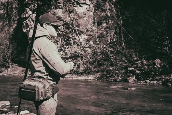 Pescador en un hermoso río de montaña en el bosque —  Fotos de Stock