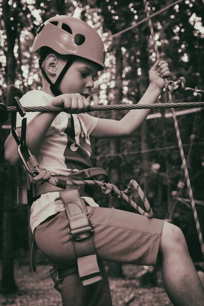 男孩爬上绳子公园 — 图库照片