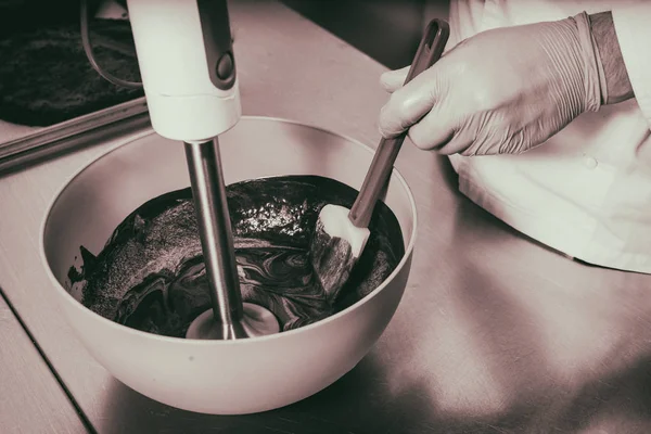 Mezclando el glaseado de chocolate. Pastel de cocina — Foto de Stock