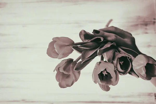 Ahşap beyaz zemin üzerine güzel çiçekler — Stok fotoğraf