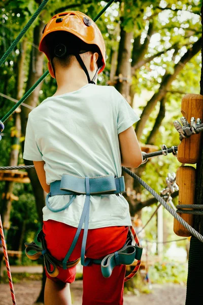O rapaz sobe a um parque de cordas — Fotografia de Stock
