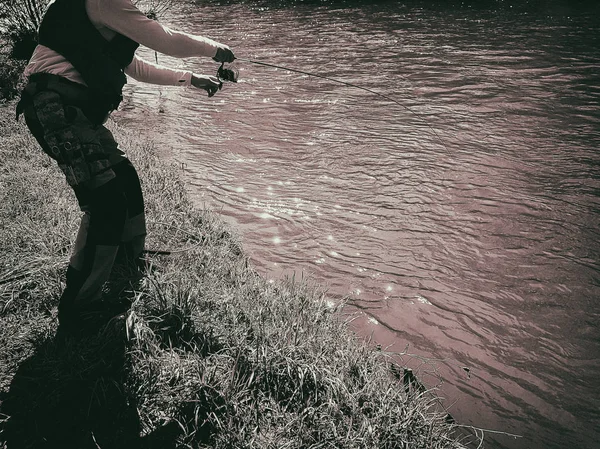 Pêche en rotation active sur la rivière — Photo