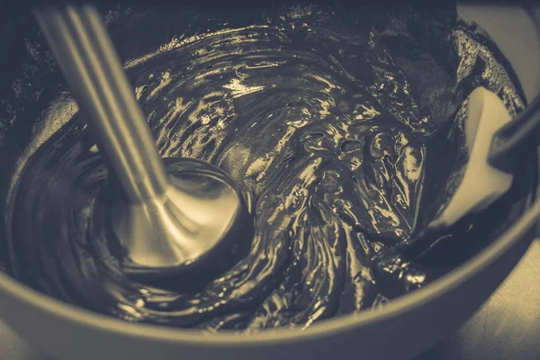 Die Schokoglasur verrühren. Kuchen kochen — Stockfoto