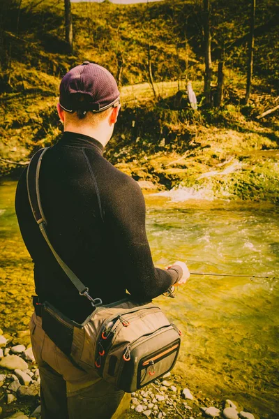 Pesca de truchas en un río de montaña —  Fotos de Stock
