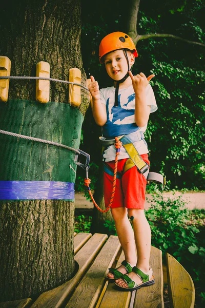 Çocuk bir kolye park tırmanıyor