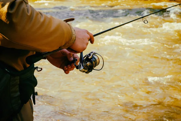 Pesca de truchas en el río de montaña — Foto de Stock