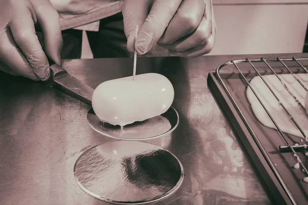 Подготовка кексов с желтой глазурью — стоковое фото