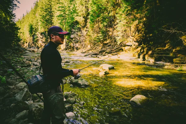 Pescador en un hermoso río de montaña en el bosque — Foto de Stock