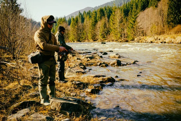 Риболовля форелями в гірській річці — стокове фото