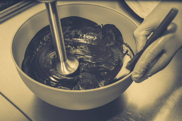 Смешиваю шоколадную глазурь. Cooking Cake
