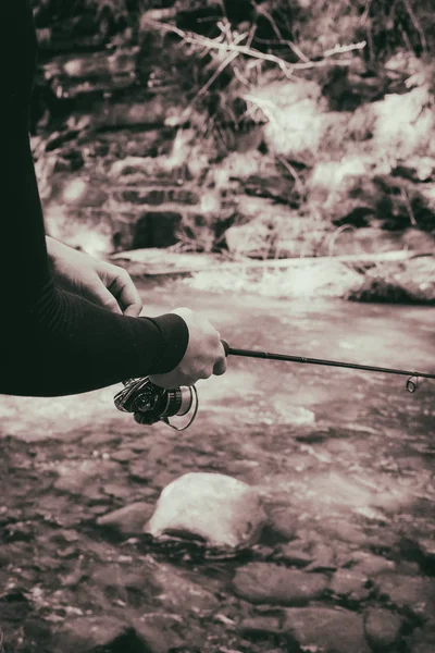 Pescador en un hermoso río de montaña en el bosque — Foto de Stock