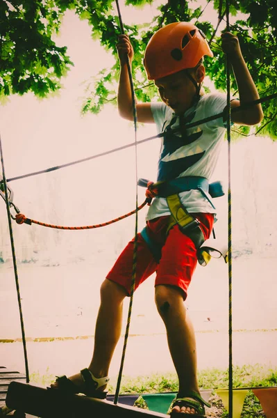 El chico sube a un parque colgante — Foto de Stock