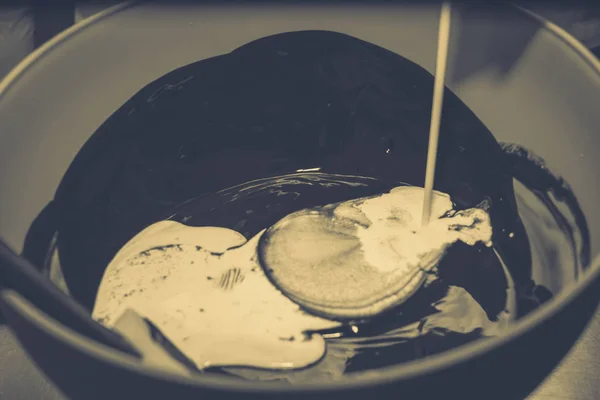 Mezclando chocolate y crema. Pastel de crema — Foto de Stock