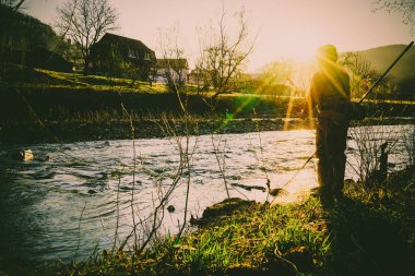 Nehirde balık tutmak