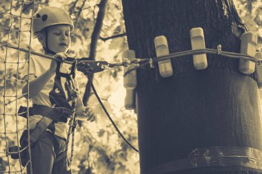 Çocuk bir kolye park tırmanıyor