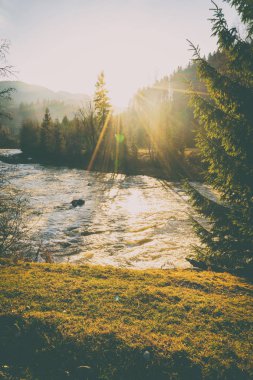 Güzel dağ nehir, muhteşem manzara
