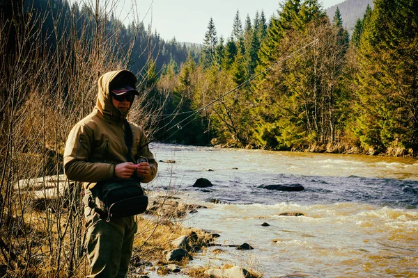 Pesca alla trota nel fiume di montagna — Foto Stock