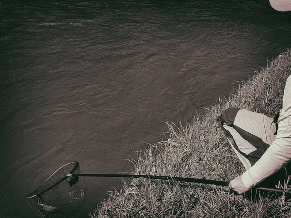 Pesca de spinning activa en el río — Foto de Stock